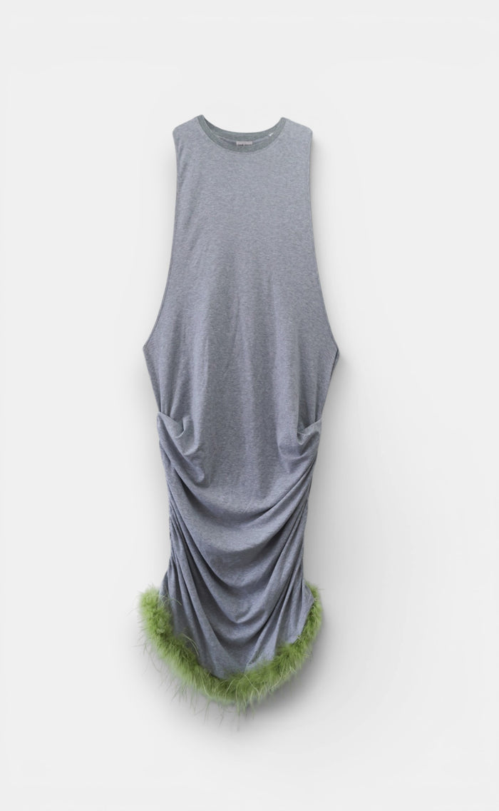 Vestido sin mangas con aberturas y detalle de plumas